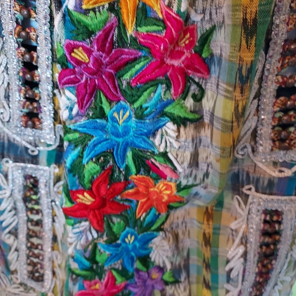 Ladies Designer Apron with Embroidered Detail: Scallop Edging: Zip Pockets. - Picture 3 of 16